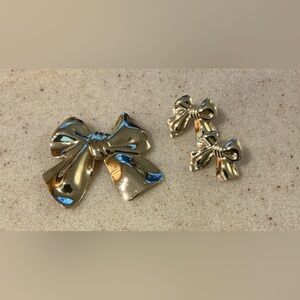 Gold Floral Brooch with Intricate Detailing